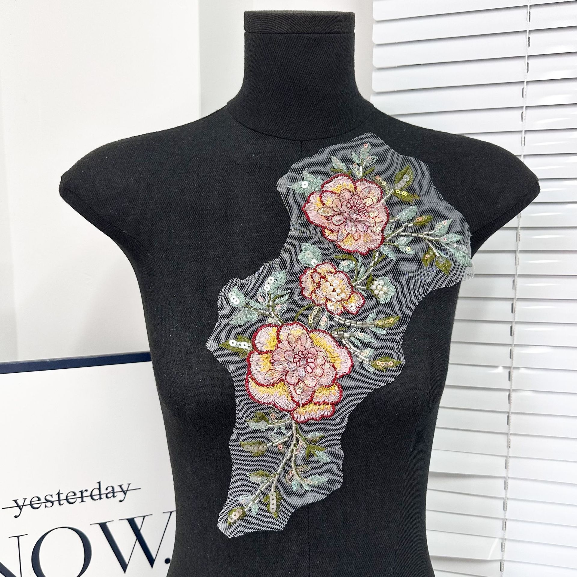Requisitos 3D sequinilla bordado floral malla decal ropa DIY accesorios vestido collar pecho bordado parche