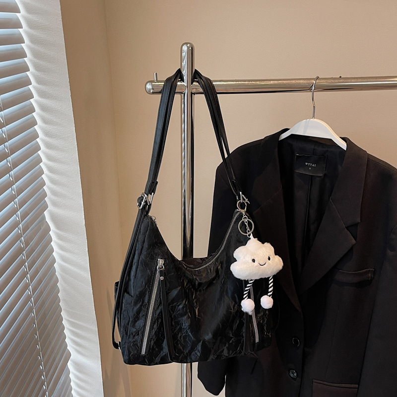 펜던트가 달린 블랙