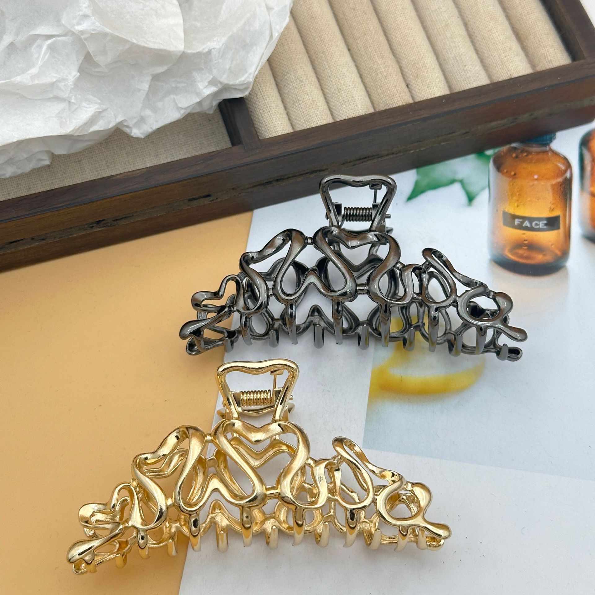 1 Piece Quantity Daily, Street Occasion Casual Retro Women's Solid Color Metal Plating Hair Claws