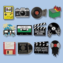 个性精美唱片/场记板/相机/录音机/汽车图案百搭款合金胸针小饰品