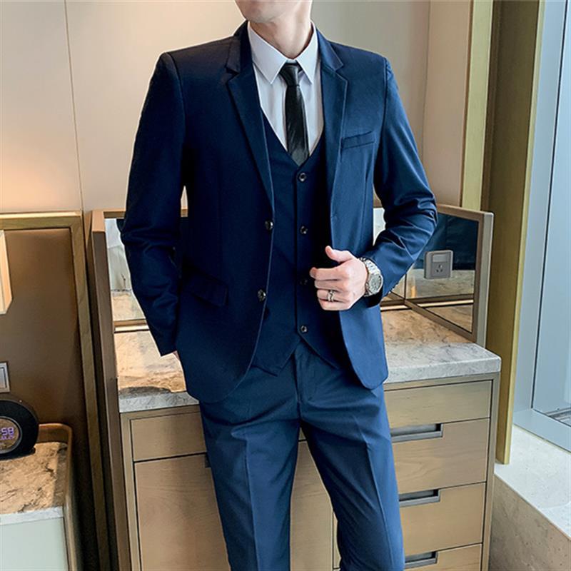 Chaqueta de traje azul marino con dos botones y corbata