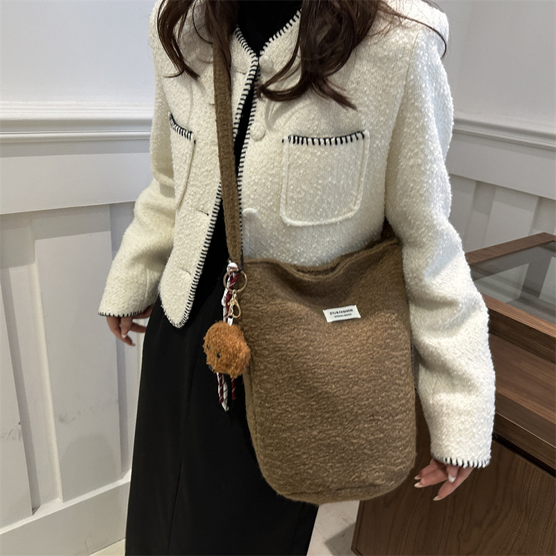 Invierno de gran capacidad lana mochila de hombro 2024 este año popular retro bolsas casuales bolsas casuales bolsas casuales bolsas de cubo para mujeres