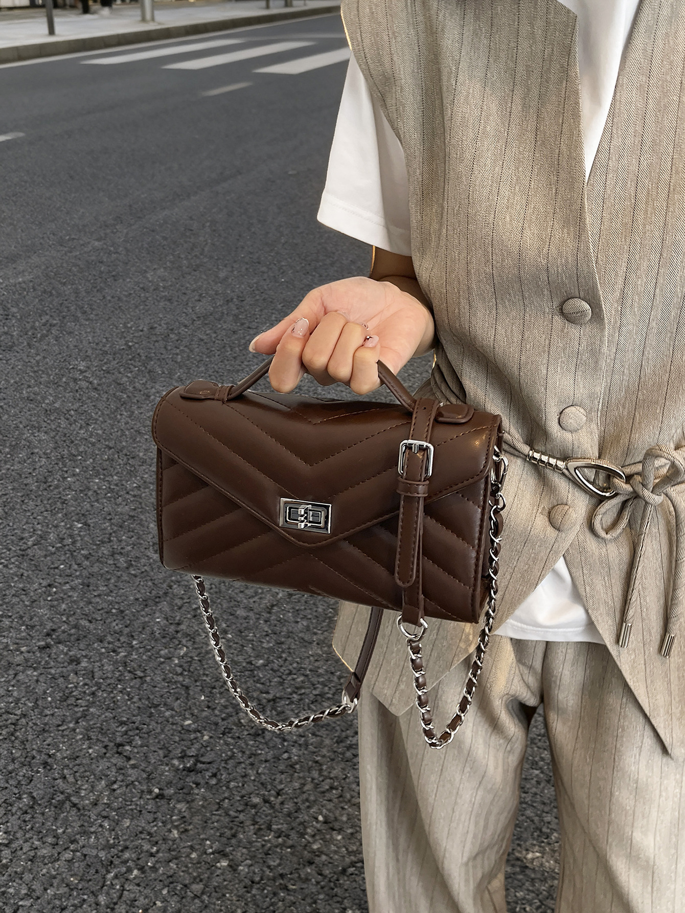 2026 nueva exquisita sensación de alto nivel bolso de cena universal sobre de moda ligero de lujo bolso de cuero puede ser bolso de mano de mujer