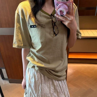Mi*系橄榄绿撞色条纹字母口袋圆领T恤女2026夏季新款宽松短袖T恤