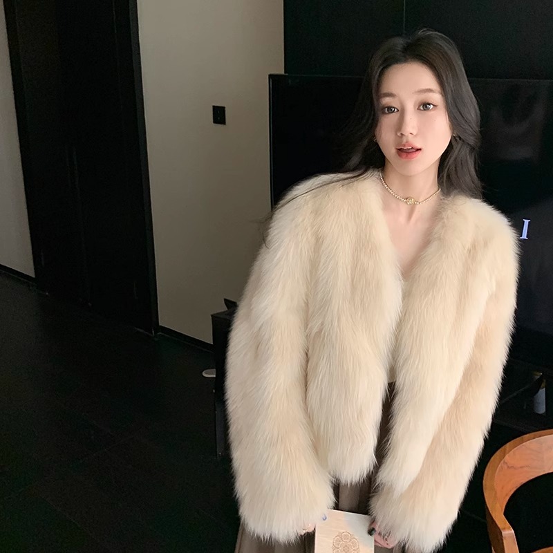 Women's fashionable thick short fox fur coat, winter 2025, Haining eco-friendly fur coat, V-neck, slimming.