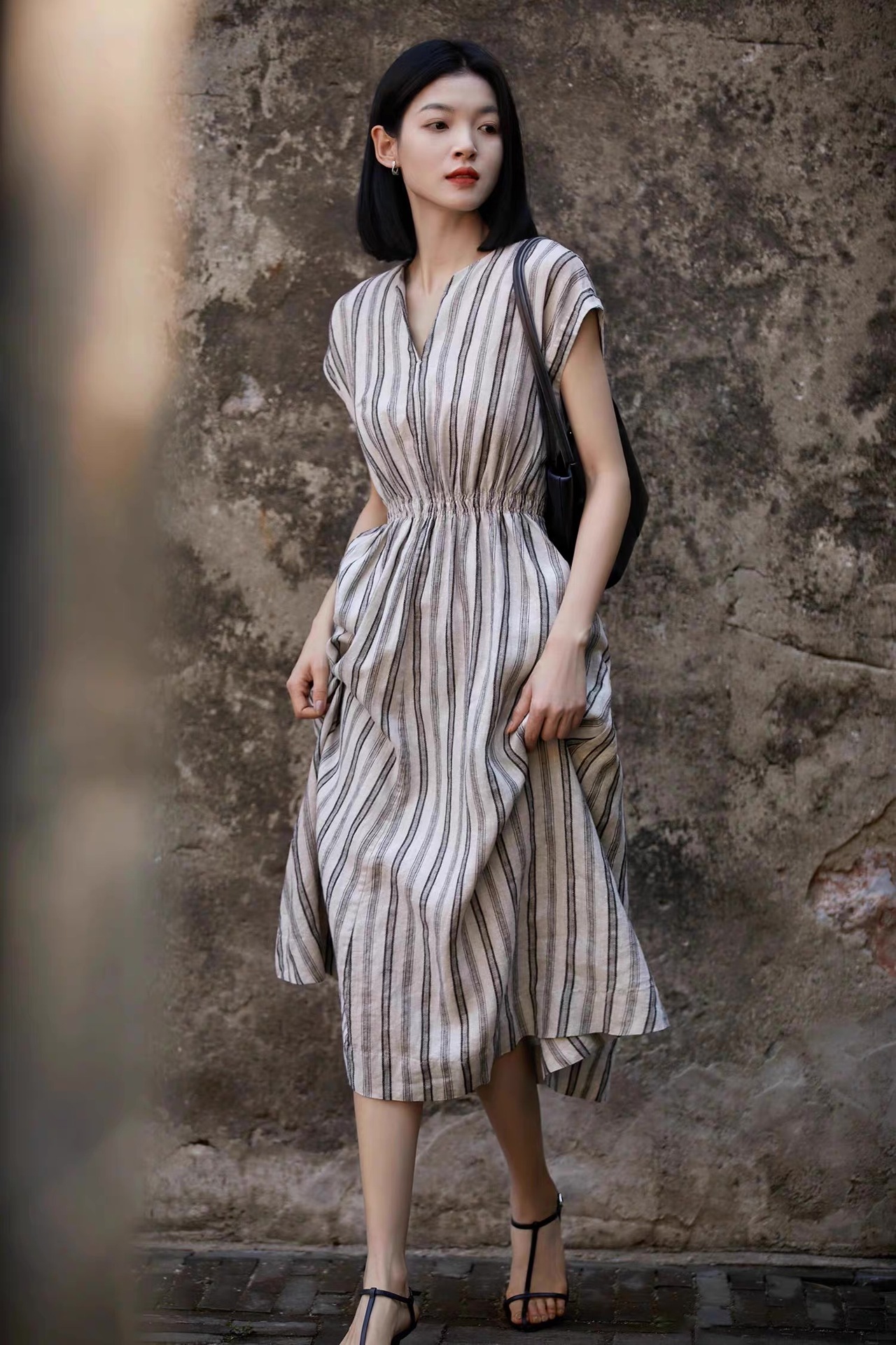 Đầm maxi nữ sọc xám linen V cổ đi làm — sọc chi tiết 1