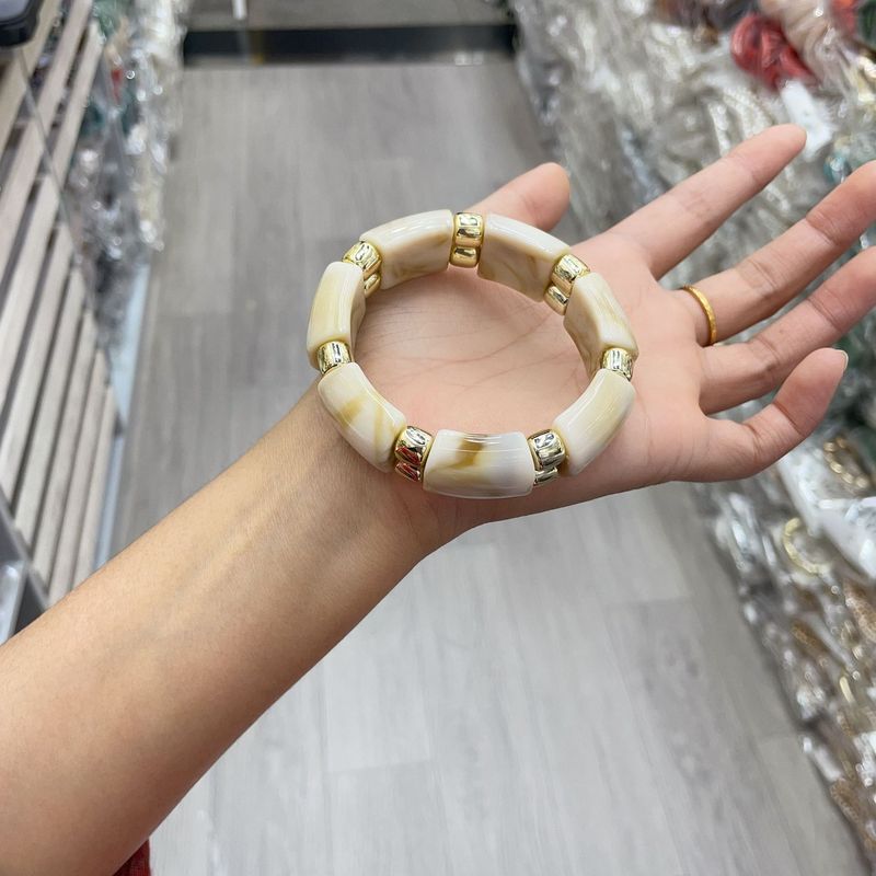 ヨーロッパとアメリカのファッショナブルなパーソナライズされたアクリルエルボブレスレット、湾曲した二層の金色の竹管、マルチカラーのレトロな大理石模様|undefined