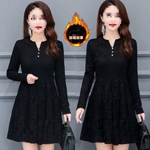 蕾丝加绒冬裙连衣裙新款秋冬中长加厚胖减龄宽松打底裙子