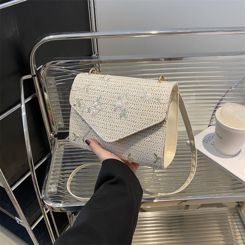 Borsa a tracolla in paglia intrecciata elegante e versatile_voghion.com