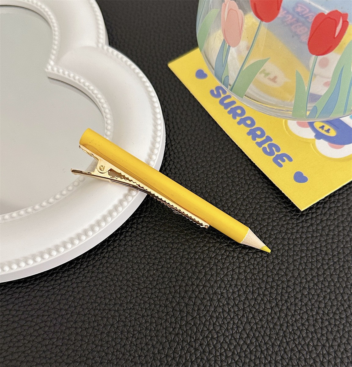 노란 연필 머리핀