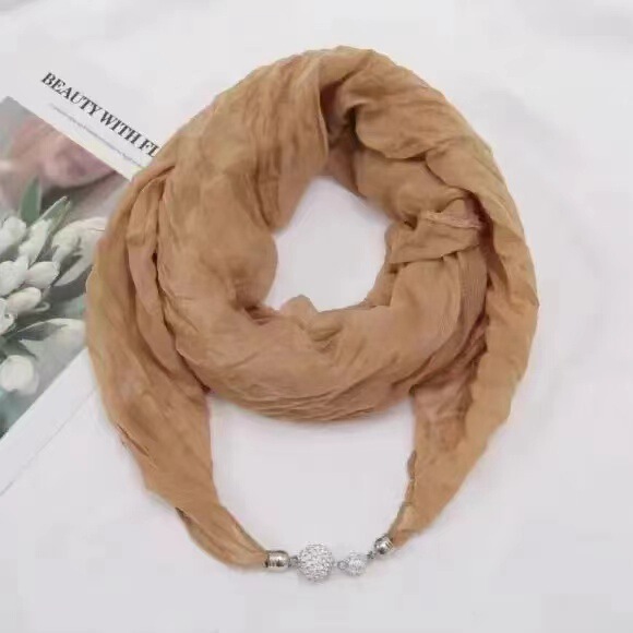 女性のファッションの純色のしわのマフラーのペンダントの磁気ボタンのネックレスのマフラーの綿の麻の方のタオルの保温の首の多機能|undefined