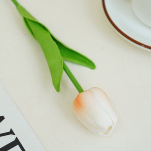国境を越えたアマゾンpuはチューリップの花をシミュレートして、絹の花の偽の花の結婚祝いの家庭用品の北欧の装飾品を手に持っている|undefined