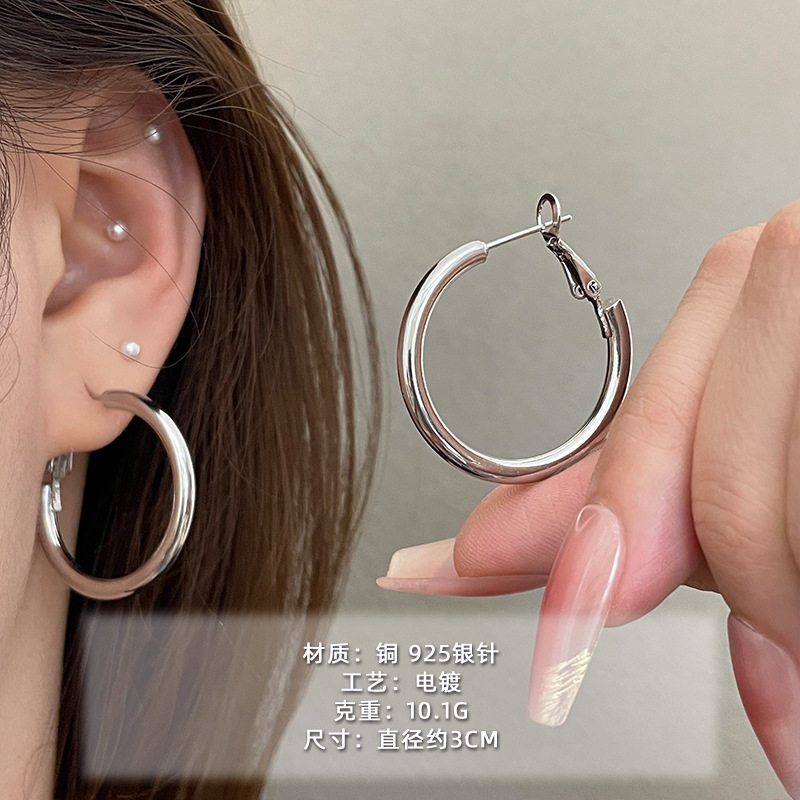 2025 nuevo estilo verano de moda anillo plateado círculo negro círculo fino temperamento europeo y americano aretes dorados de todo fósforo