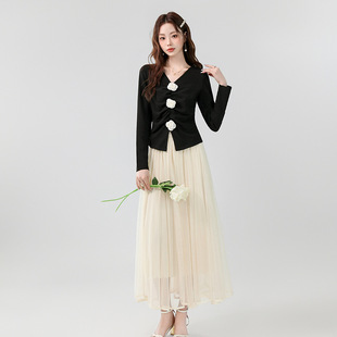 Real Shot of 2025 Spring and Summer New Elegant Small Fragrance V Neck Pleated Flower Long-Sleeved Knitted Top + Mesh Skirt