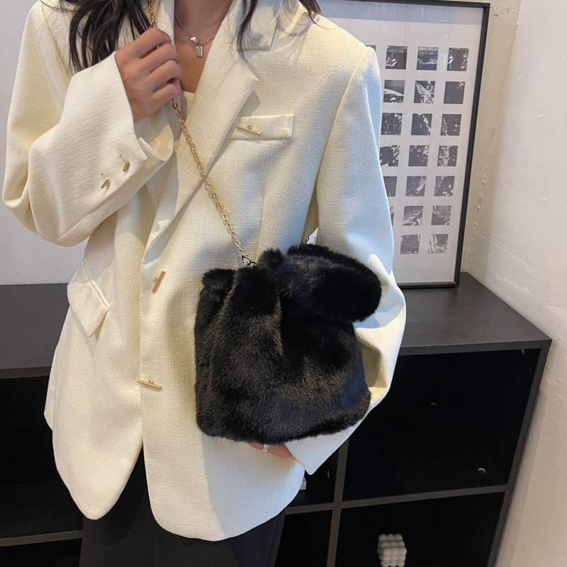 Bolso de peluche de mujeres otoño y invierno 2025 nuevo lindo bolso de cubo de mano bolso de lana de moda simple cadena mochila