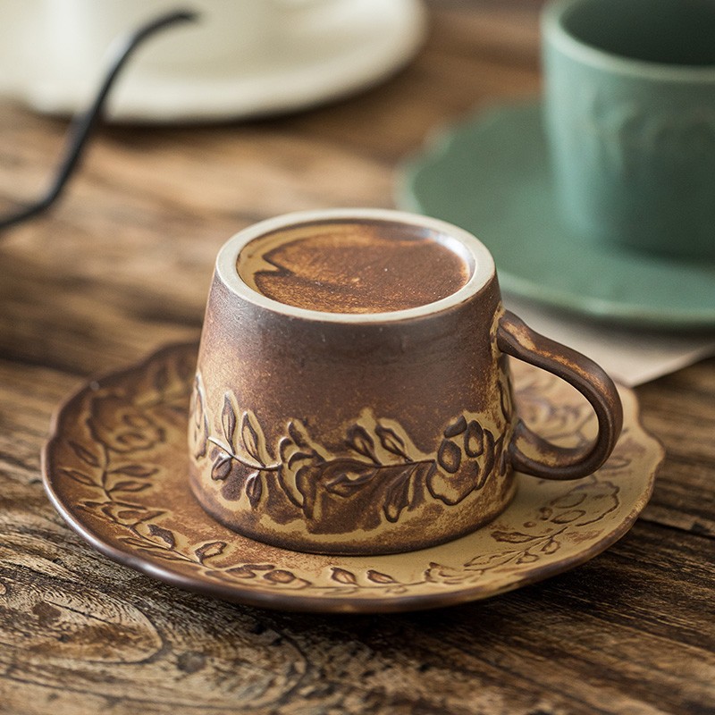 Antigua rima completa [Corazón-movimiento de un vistazo] antigua taza de café en relieve y platillo taza de gres de lujo de estilo europeo