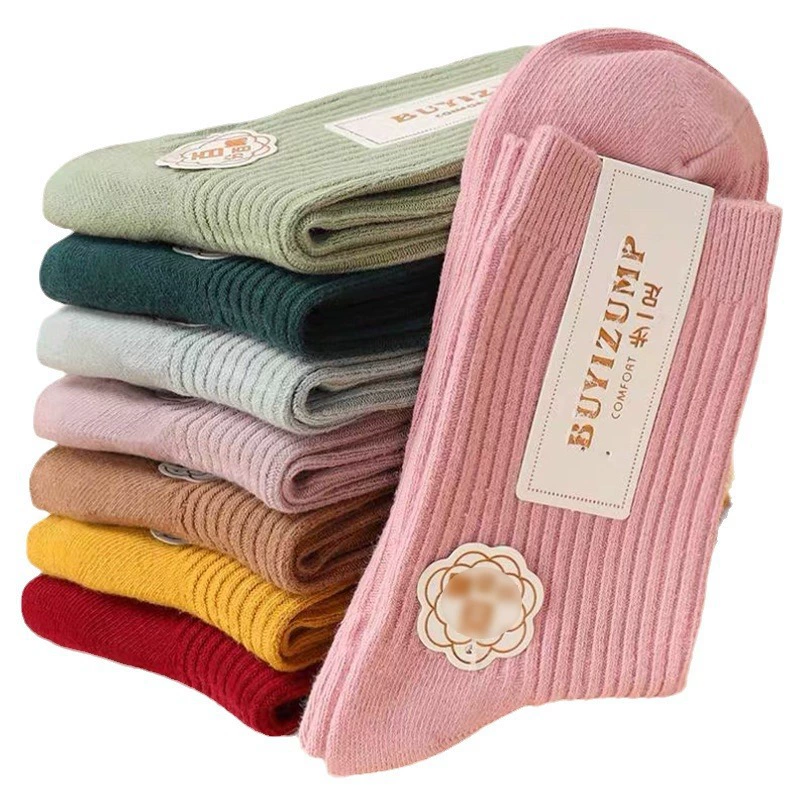 Тщательно отобранные женские носки Zhuji, осенне-зимние однотонные утолщенные носки средней длины, теплые хлопковые повседневные носки средней длины для женщин.