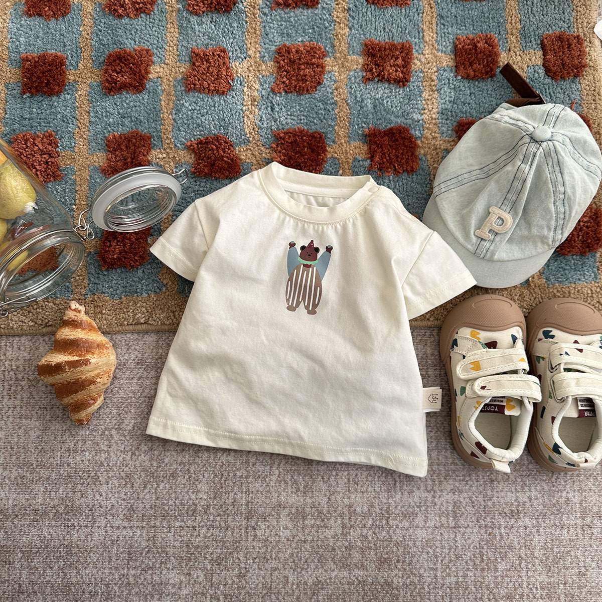 Ropa de bebé verano delgado traje de tres piezas para niños 2025 nuevo verano ropa de protección solar para bebés camiseta pantalones cortos traje 1