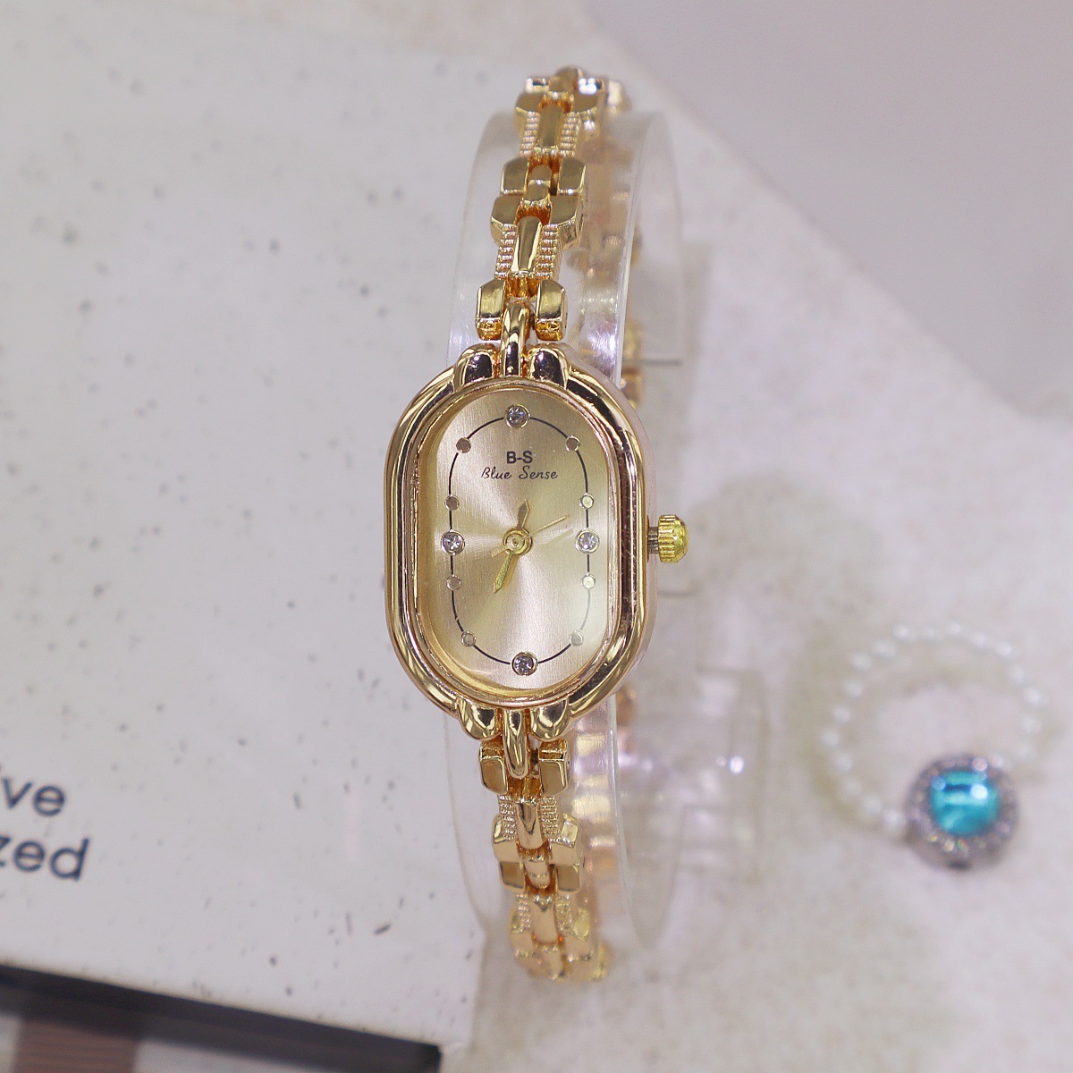 New Retro Oval Women's Watch Niche High-End Photosensitive Plate Bracelet Watch Fashion Women's Watch Student Niche Model