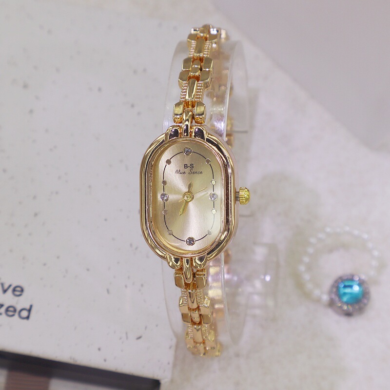 New Retro Oval Women's Watch Niche High-End Photosensitive Plate Bracelet Watch Fashion Women's Watch Student Niche Model New Retro Oval Women's Watch Niche High-End Photosensitive Plate Bracelet Watch Fashion Women's Watch Student Niche Model