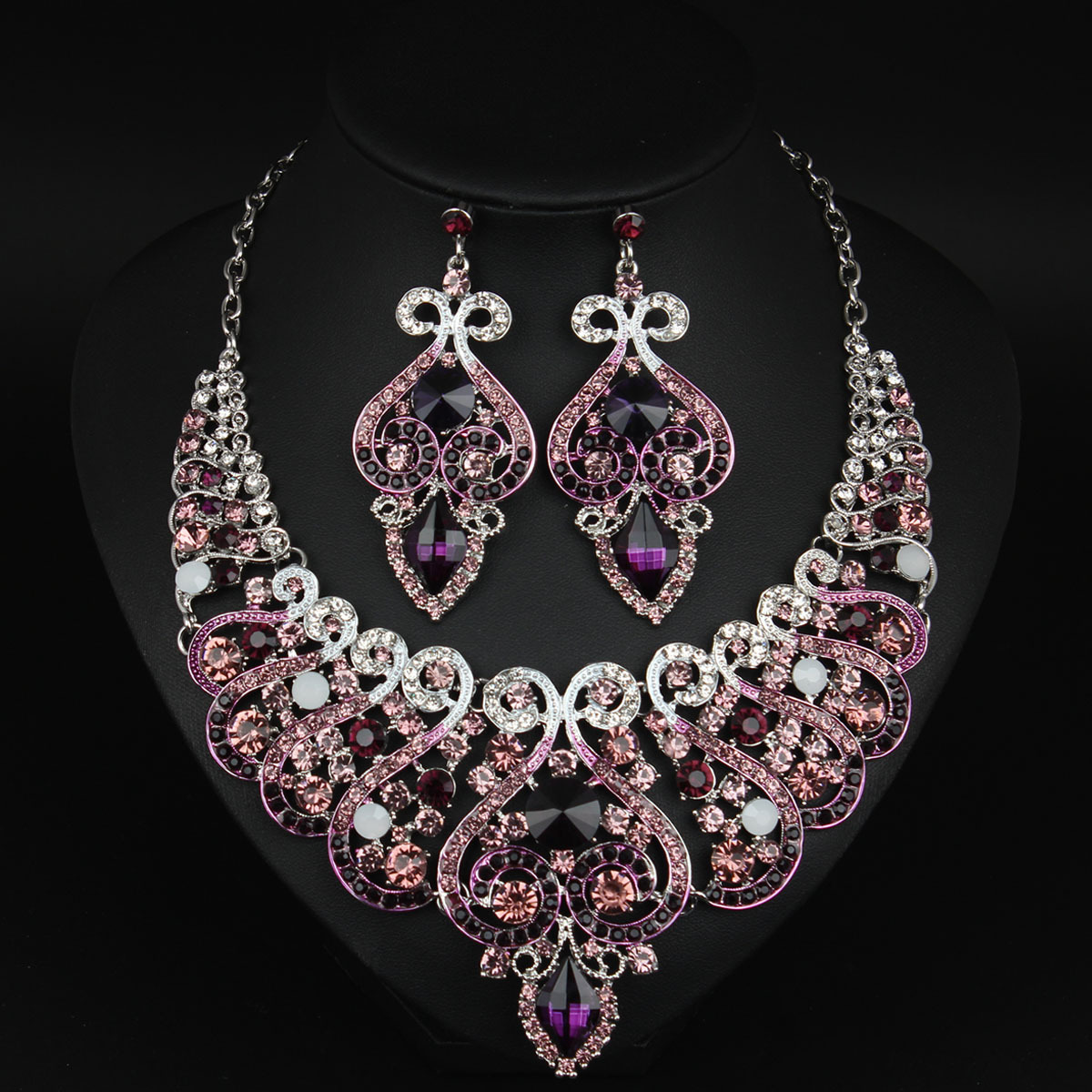 Ensemble collier et boucles d'oreilles ras du cou entièrement sertis de diamants, de qualité européenne et américaine, très prisé pour les robes et les soirées de gala._voghion.com