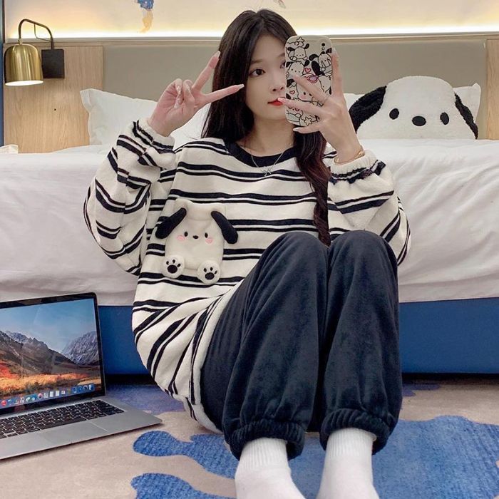 Pijamas al por mayor transfronterizos para mujeres de invierno engrosados de manga larga flange coral veludo lindo hoodie de cuello redondo conjunto de ropa para el hogar