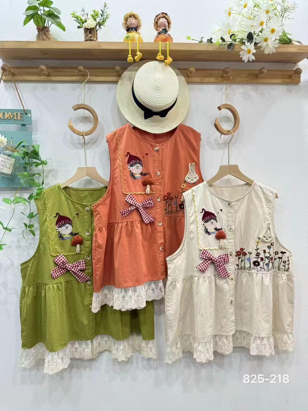 刺绣无袖马甲 文艺清新甜美圆领单排扣拼接下摆百搭宽松坎肩女