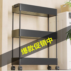 ドアの後ろにバッグを収納する神器家庭用の挟み棚が床に落ちている層のバッグ棚にバッグを入れて展示棚を整理する