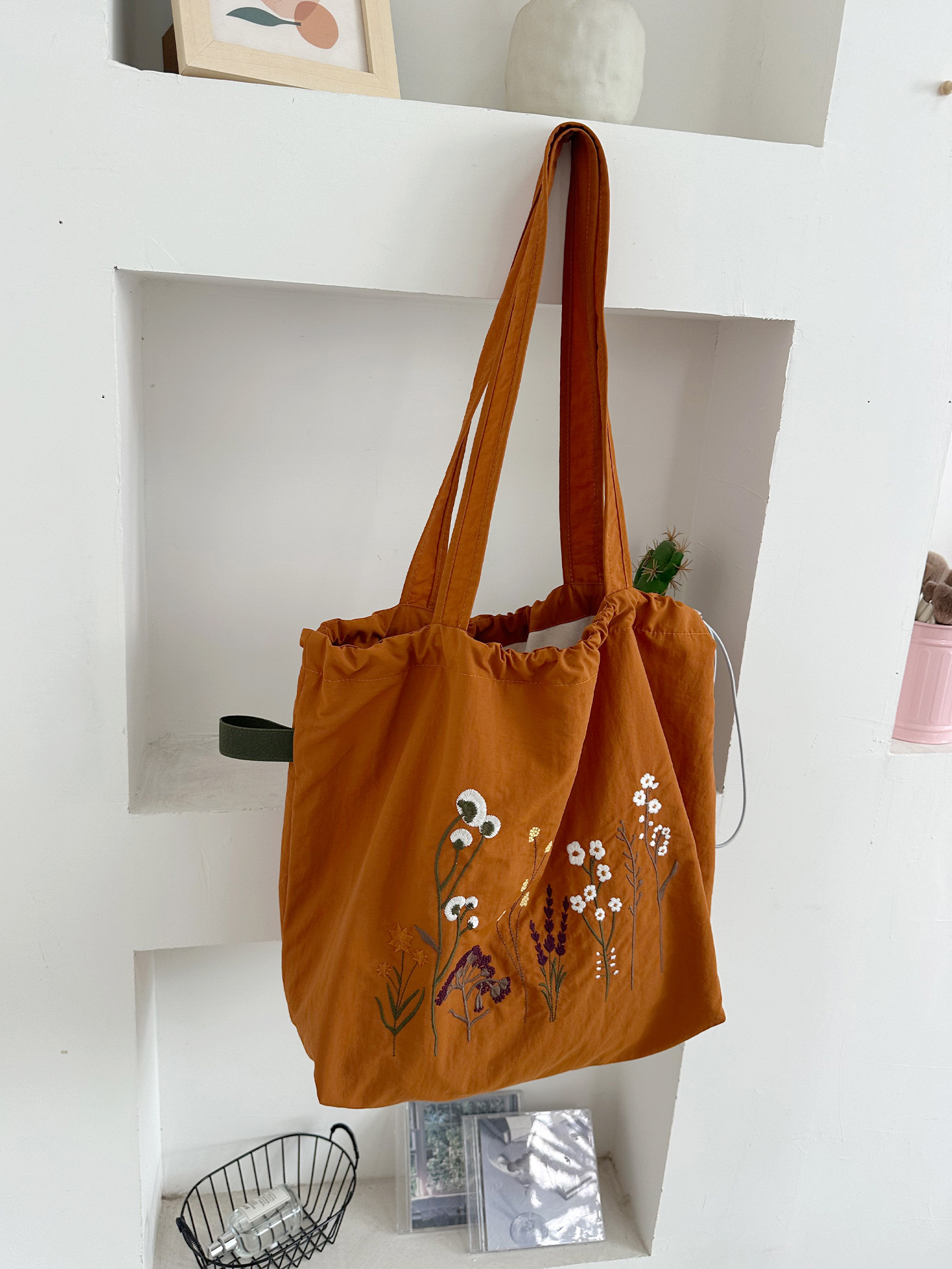 韓国版の新型アルファベットのプリントの包みの女性の大容量のナイロンのショルダーバッグ