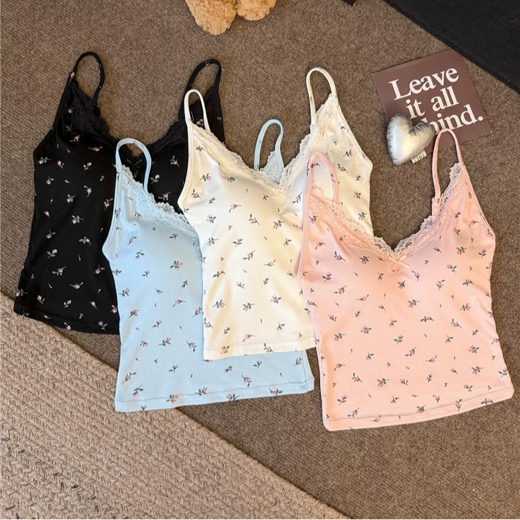 Pure Desire Sweet Girl Кружевной жилет с цветочным принтом на маленьких бретелях и встроенными подушечками для бюстгальтера для верхней одежды.