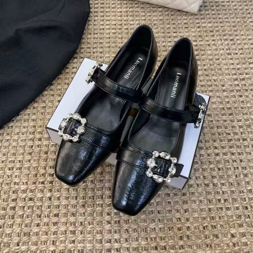 Zapatillas de diamante de botón cuadrado francés 2026 verano nuevo estilo de moda exterior temperamento cuadrado lujoso zapatos de moda de mujer