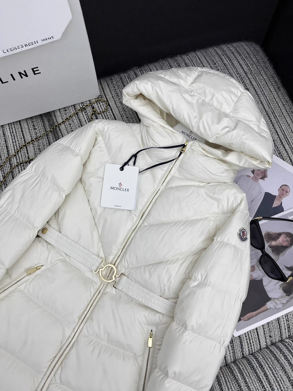 Mon*新款连帽羽绒服外套腰间搭配腰带设计经典袖标点缀90绒|undefined