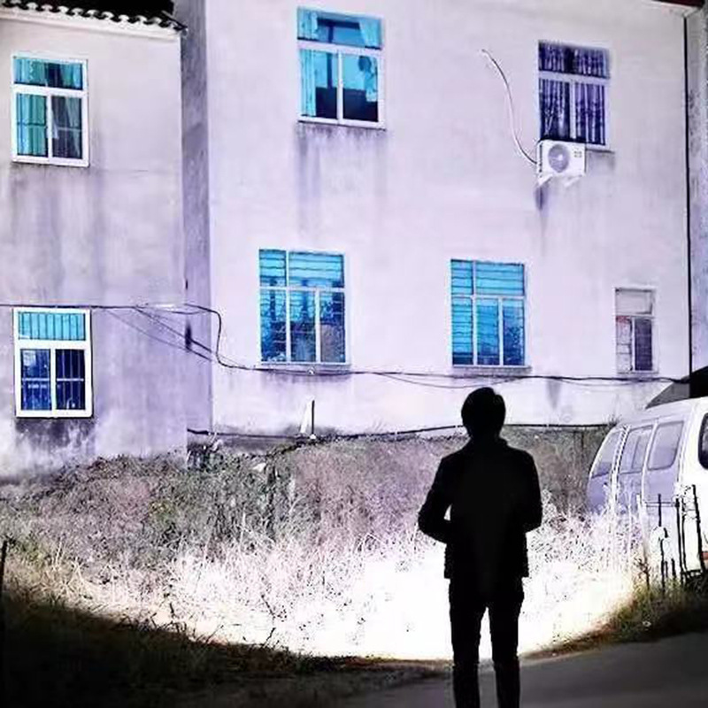 Nueva T6USB linterna recargable al aire libre tiro largo LED de aleación Aluminio telescópica zoom fuerte luz Mini conducción nocturna por mayor