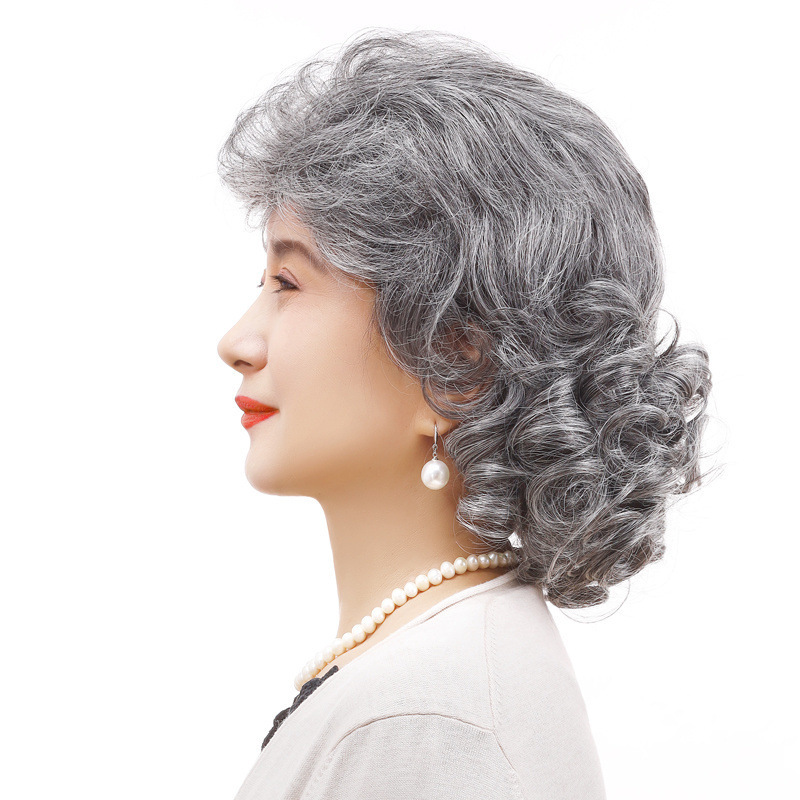 かつらの女性のショートヘアの花の白い中高年のおばあさんの金の自然なふわふわしている波の巻きの短いカールの全体の頭のカバーの卸売り|undefined