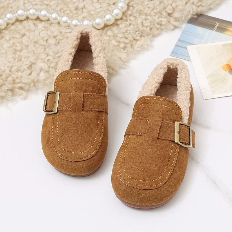 Меховые туфли для девочек, туфли-принцессы на флисовой подкладке, нескользящие лоферы, новая детская повседневная обувь на мягкой подошве для мальчиков осень-зима 2025 года.