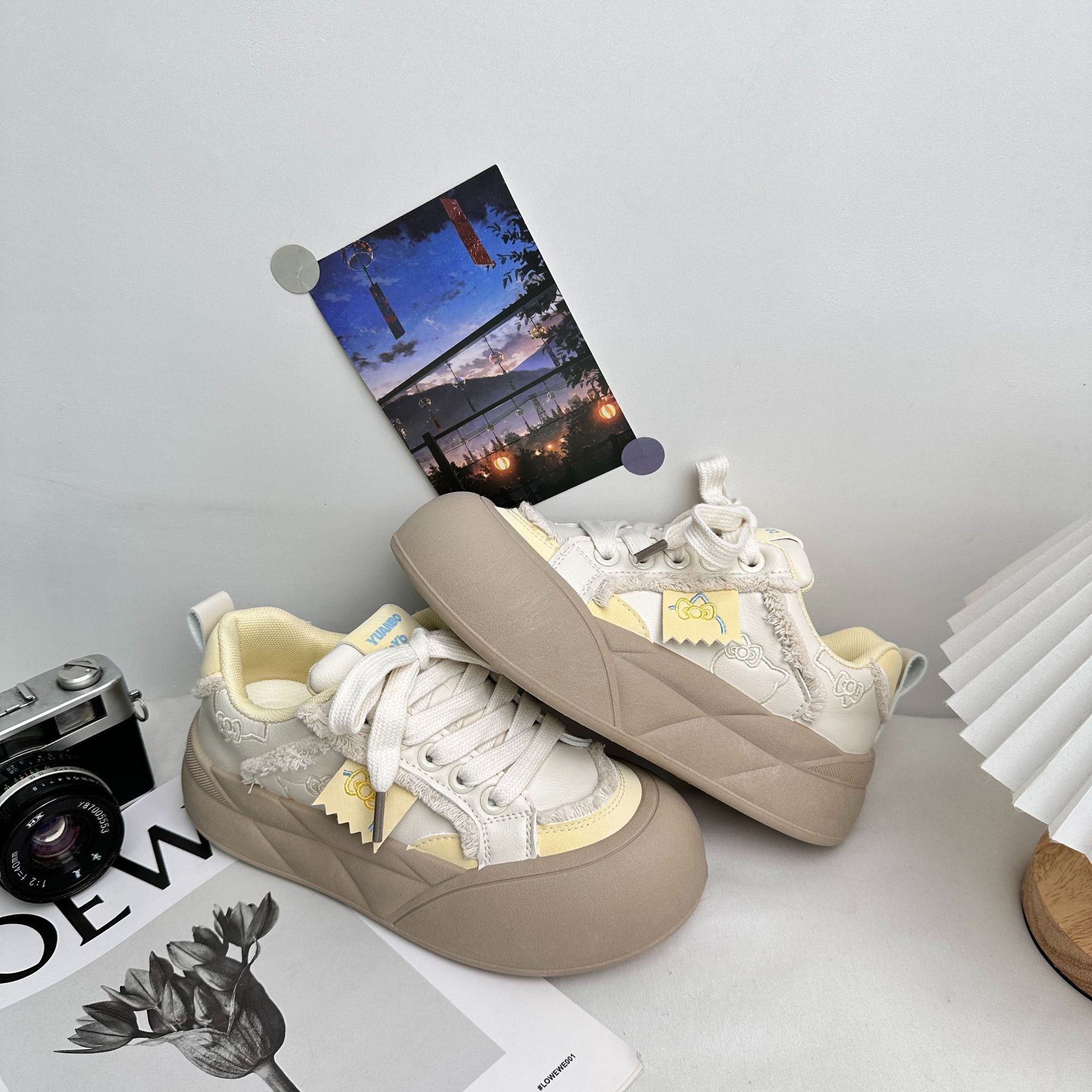 Zapatos de pan de ondas distantes para mujeres en alta tendencia con suela gruesa ligera y suave zapatos de cabeza grande con faldas pequeñas zapatos blancos zapatos de skate