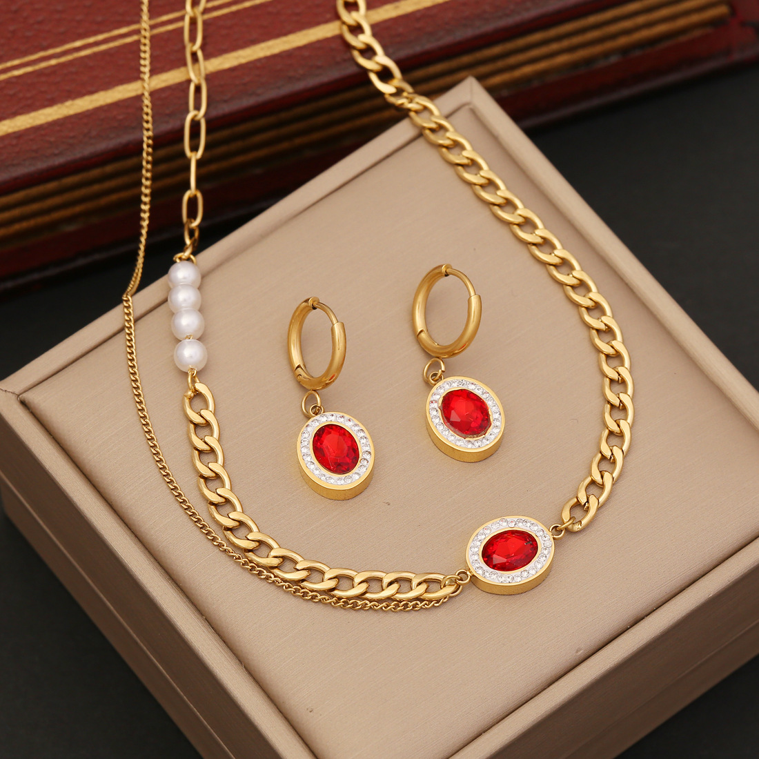 New2024 alta qualità Moda donna Nuovi gioielli Collana di perle di zircone rosso Catena in acciaio inossidabile a doppio strato INS Collare N1058_voghion.com