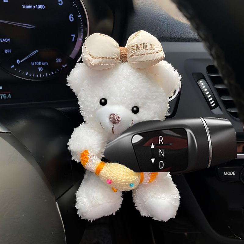 Celebridades de Internet, lindo oso, palanca de cambios, barra de limpiaparabrisas, decoración, automóvil, automóvil, pantalla de control central, joyería, diosa