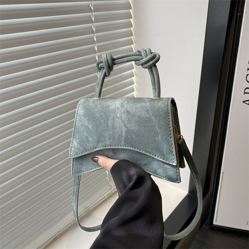 Shoulder Handbag 2024 Autumn Western Style Women's Simple Elegant New Commuting Texte Fashionable Crossbody Small Square Bag