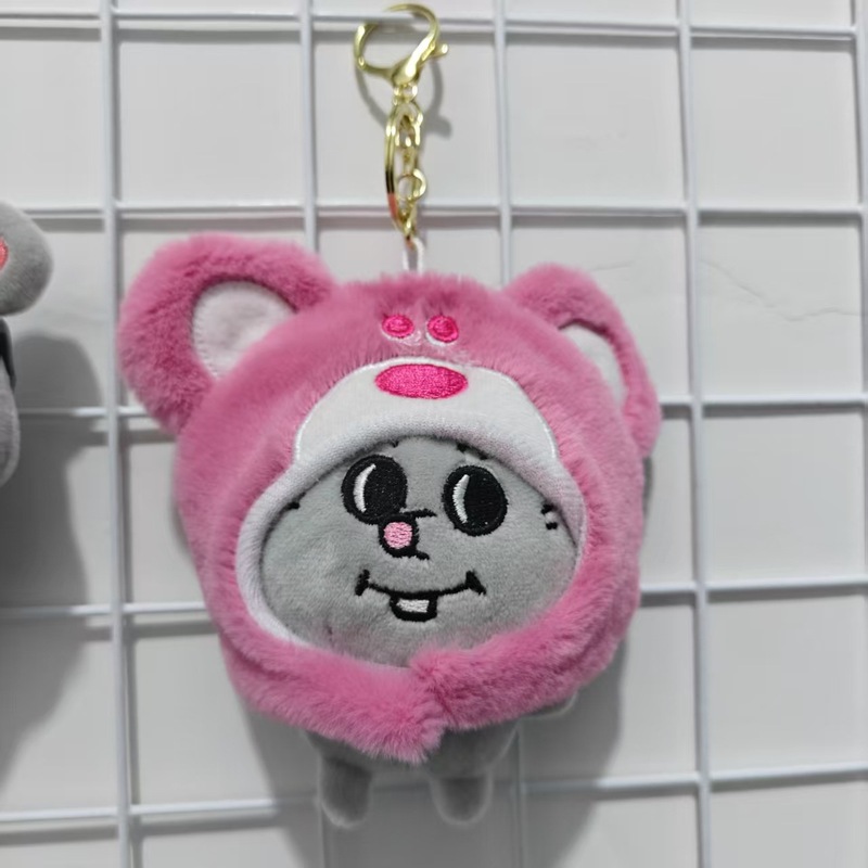 美とラットのおもちゃのぬいぐるみのキーホルダーの周りのバッグの飾りは枕の人形を抱いてアニメが可愛いです。|undefined