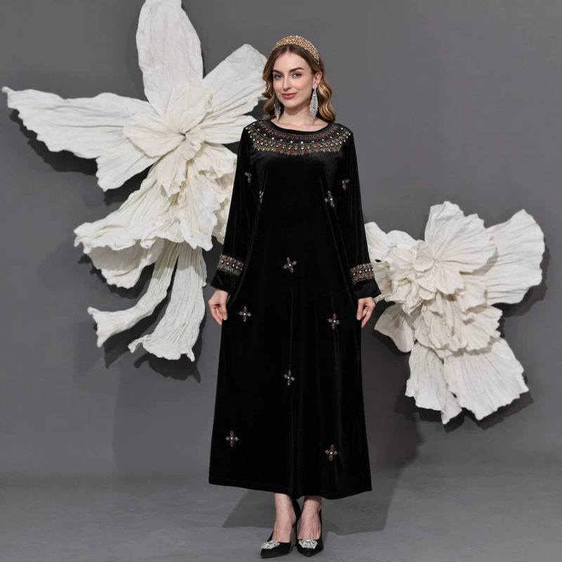 M25050 Luxurious Velvet Gown with Intricate Beading and Embroidery, Round Neck, Long Sleeves, Slim-Fit, Long Evening Dress M25050 Luxurious Velvet Gown with Intricate Beading and Embroidery, Round Neck, Long Sleeves, Slim-Fit, Long Evening Dress