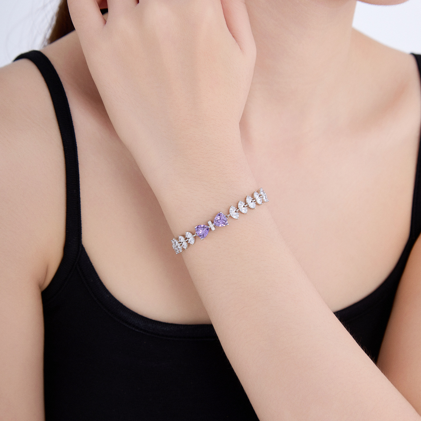 Xuping gemas artificiales incrustadas amor empalme pulsera arco de color aleación de cobre temperamento elegante joyas al por mayor