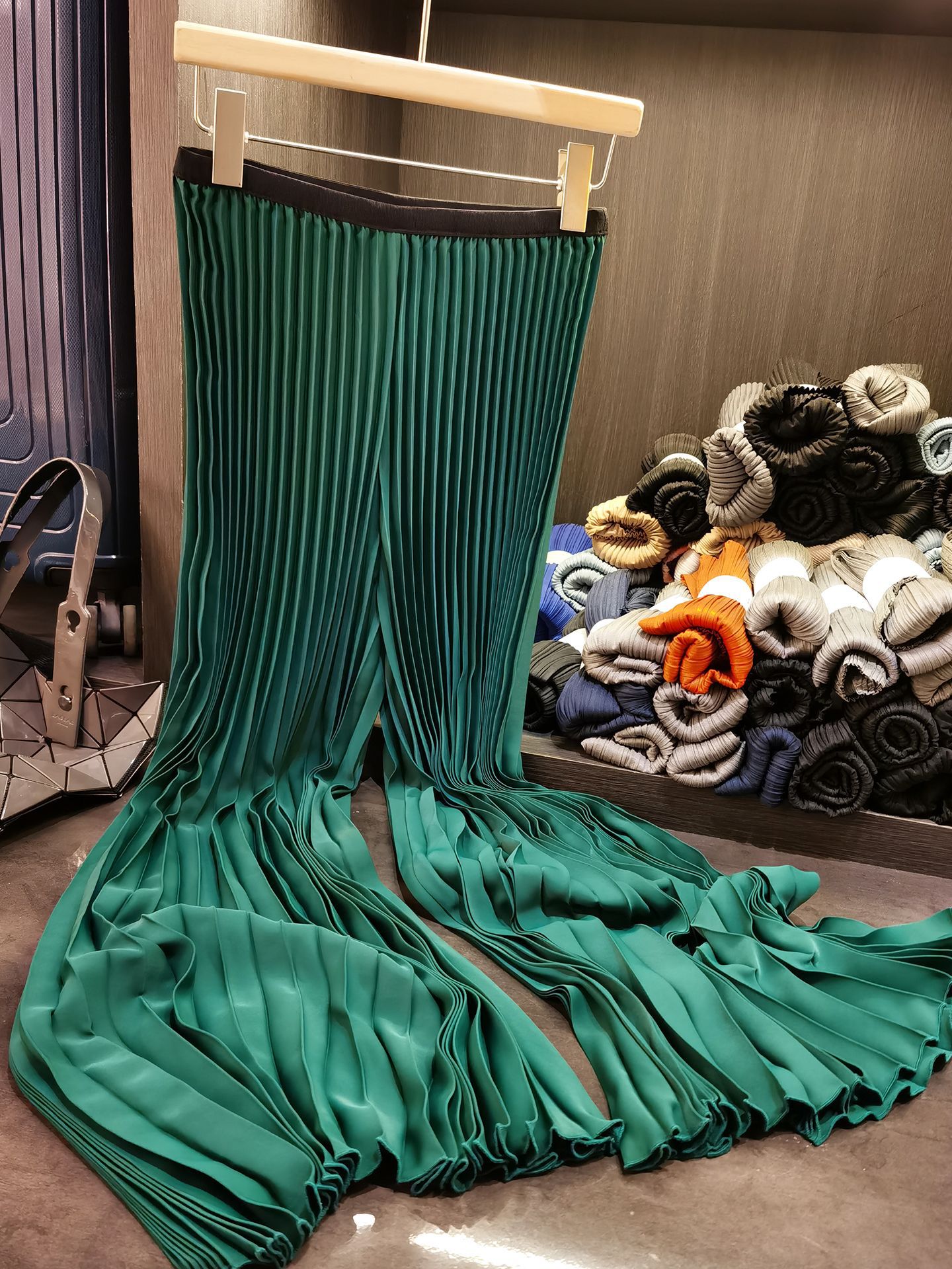 Quần culottes nữ ống rộng cạp cao, chất liệu mỏng nhẹ, phong cách xếp ly phối màu, form suông rộng thoải mái — màu đen, màu trắng, màu xanh đậm, xanh lá cây