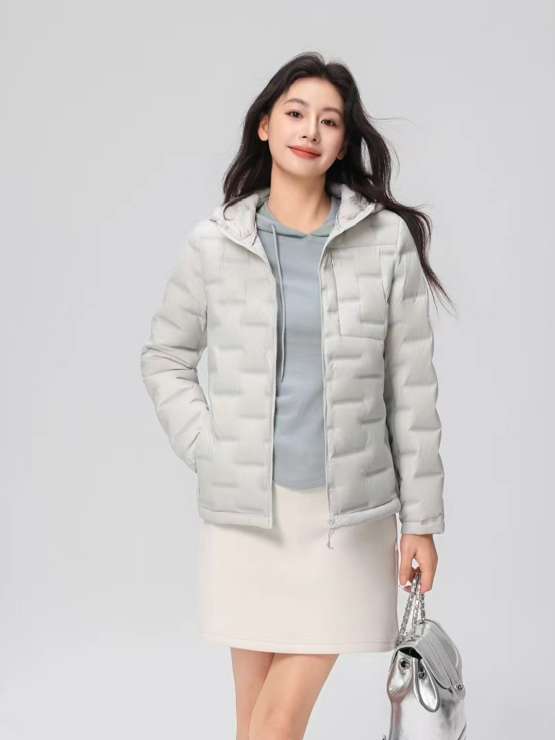 Pinghu 90 chaqueta de plumón blanca ligera para mujeres otoño y invierno 2025 estilo de moda casual chaqueta cálida encapuchada