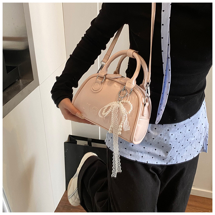 This year, Korean-style, stylish and simple hand-held bags with niche designs are in vogue. These are fashionable summer underarm bags for women's commuting undefined