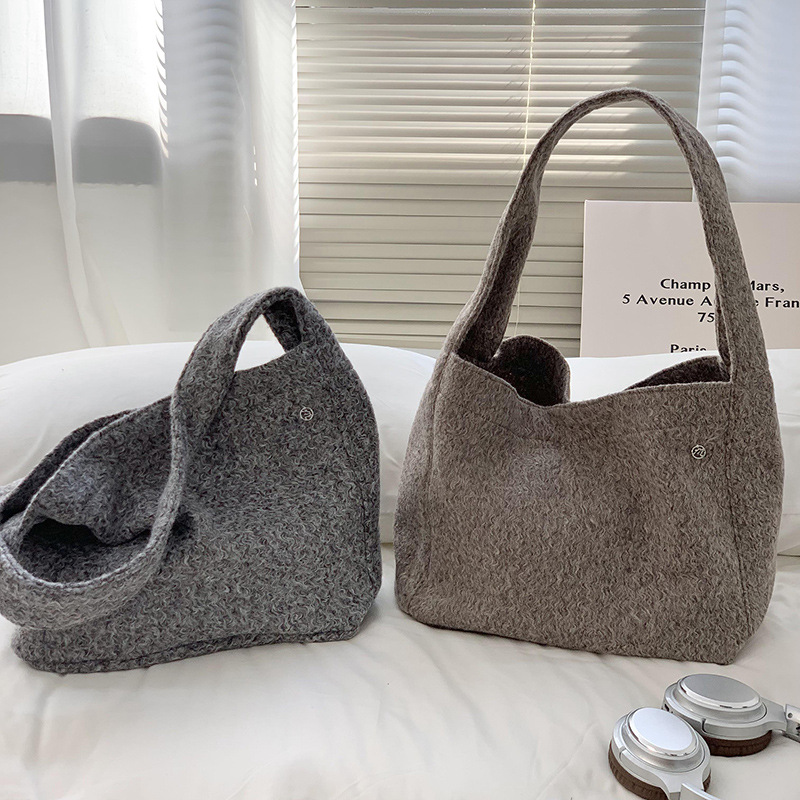 Bolso de hombro para niñas, sentido de alta gama, nicho, gran capacidad, otoño e invierno, bolso de franela de color sólido, bolso de mensajero ins al por mayor