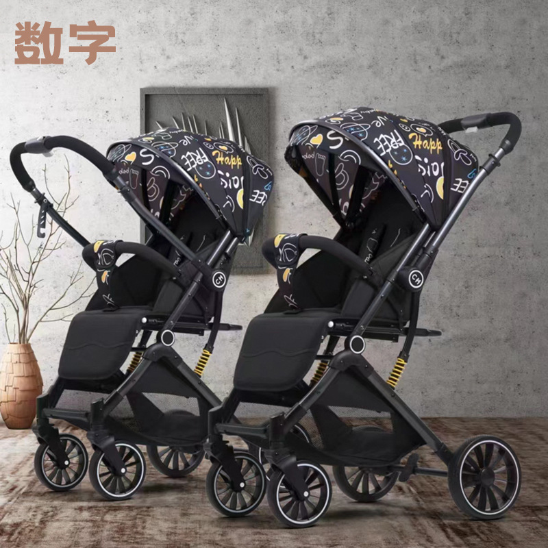 双方向の軽やかなベビーカーは、赤ちゃんに横になって旅行することができます。