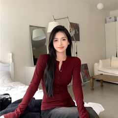 黒い長袖の底のシャツの女性の秋冬の新型のデザイン感の小さい大衆のギャルの修身はやせている内にtシャツの上着を掛けます。
