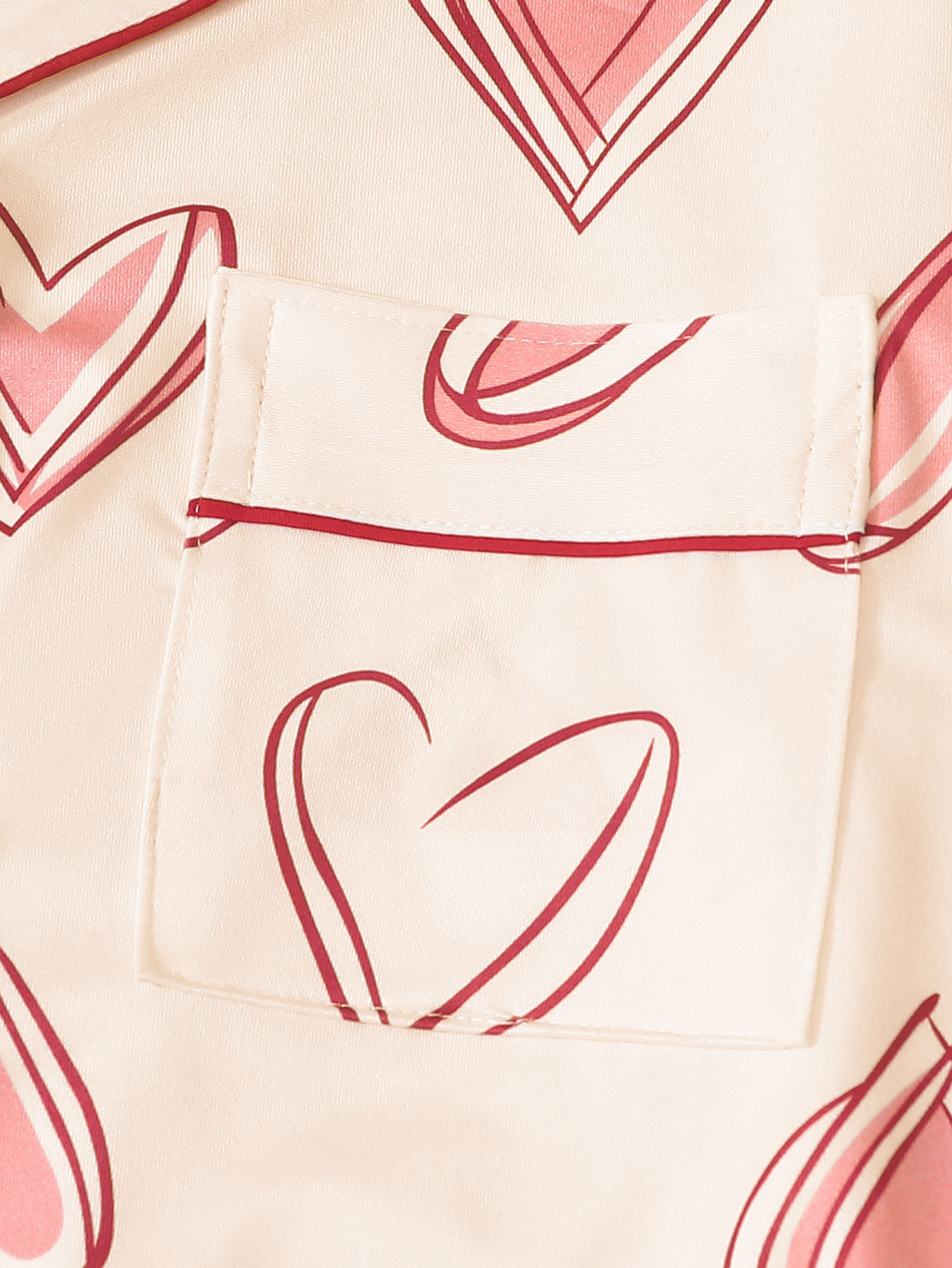 Conjunto de pijama mujer con estampado de corazones y solapas_voghion.com