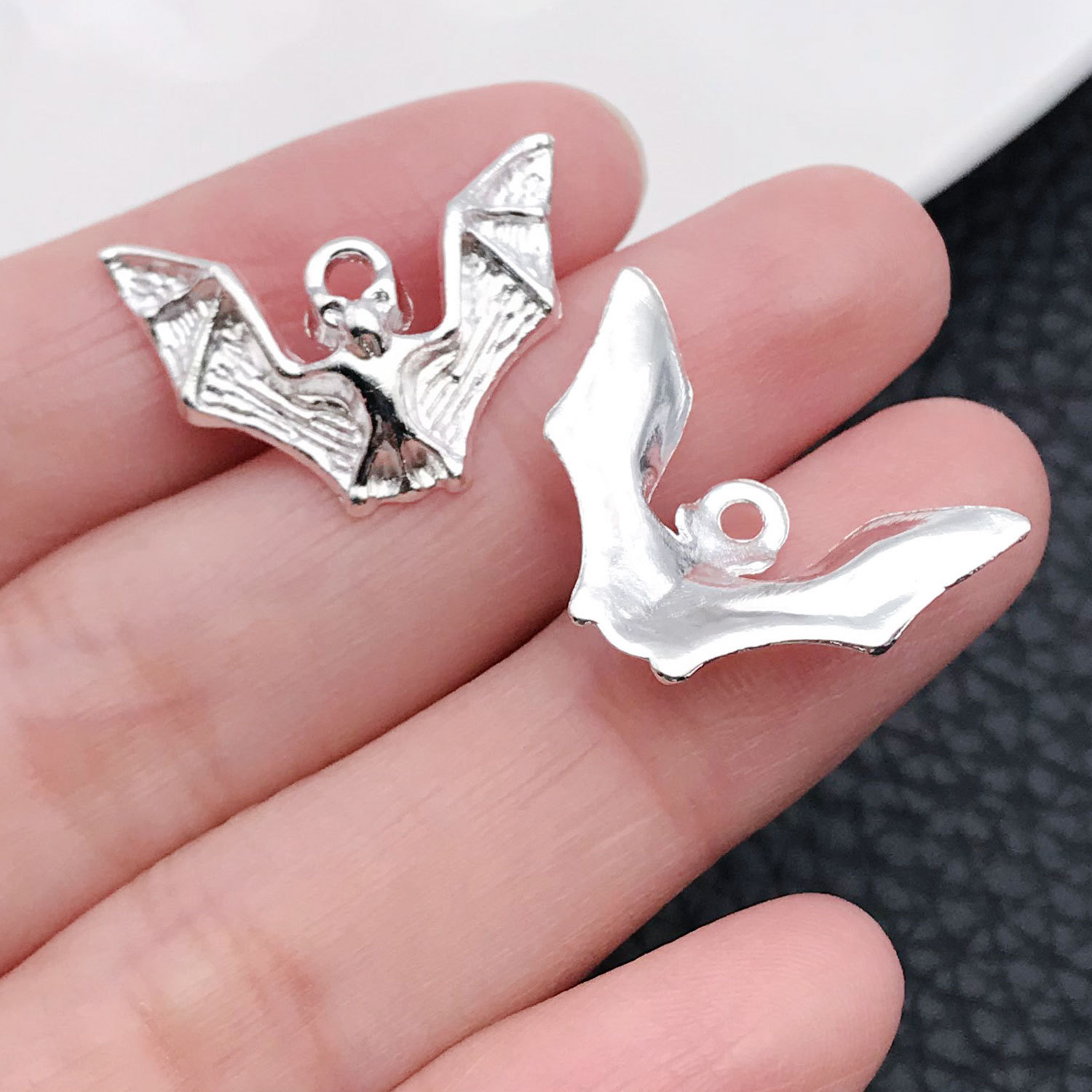 20127-M-亮银锌合金万圣节蝙蝠23x17mm-1.4g